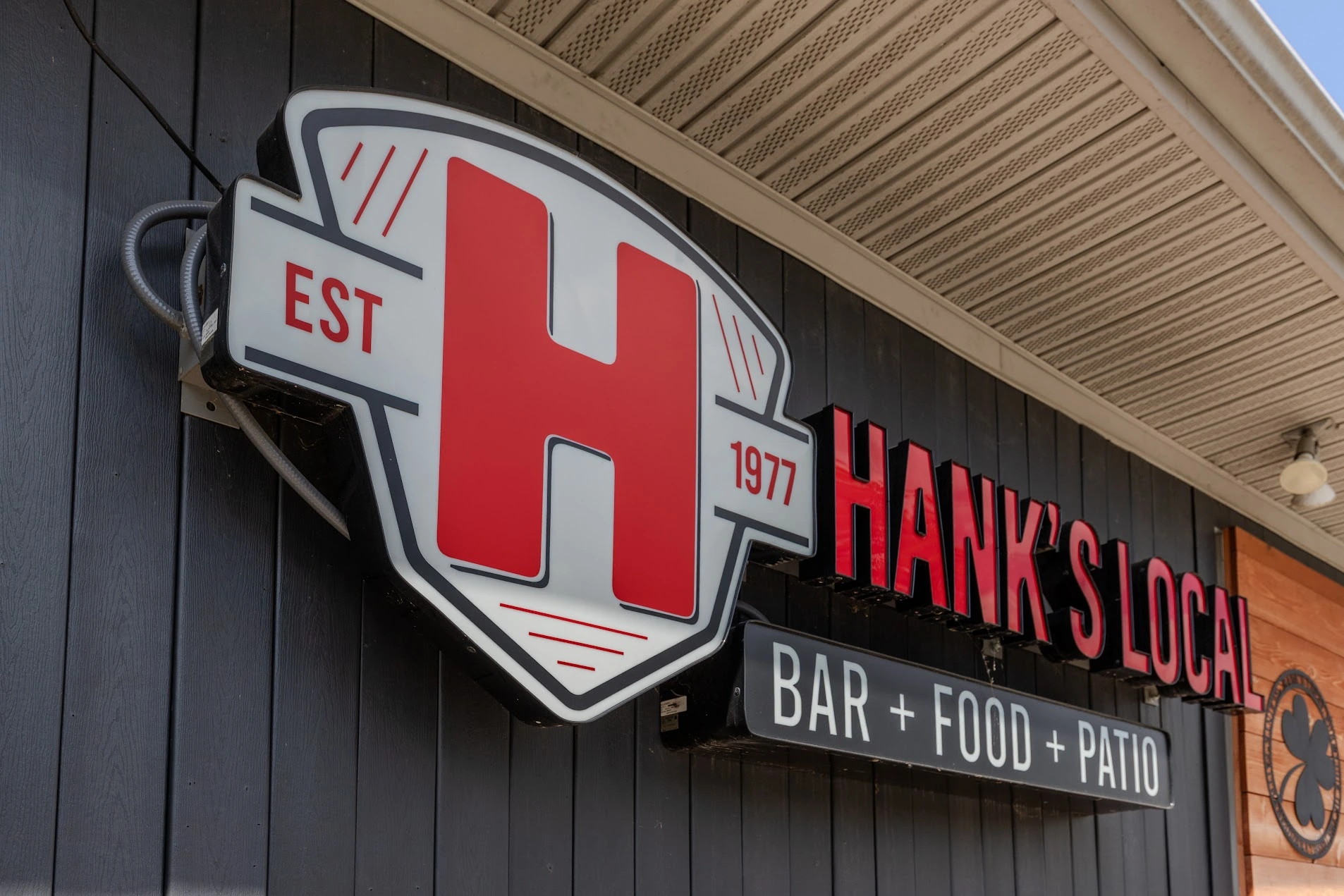 Hank's Local Bar Food Patio Reviews: What to Expect